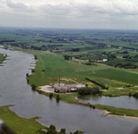 842122 Luchtfoto van Steenfabriek de Bosscherwaarden (Lekdijk West 25) te Wijk bij Duurstede, vanuit het zuidoosten. Op ...